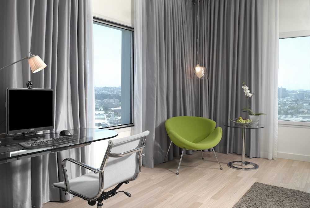 Premium Room, 1 King Bed, City View - Photo 3