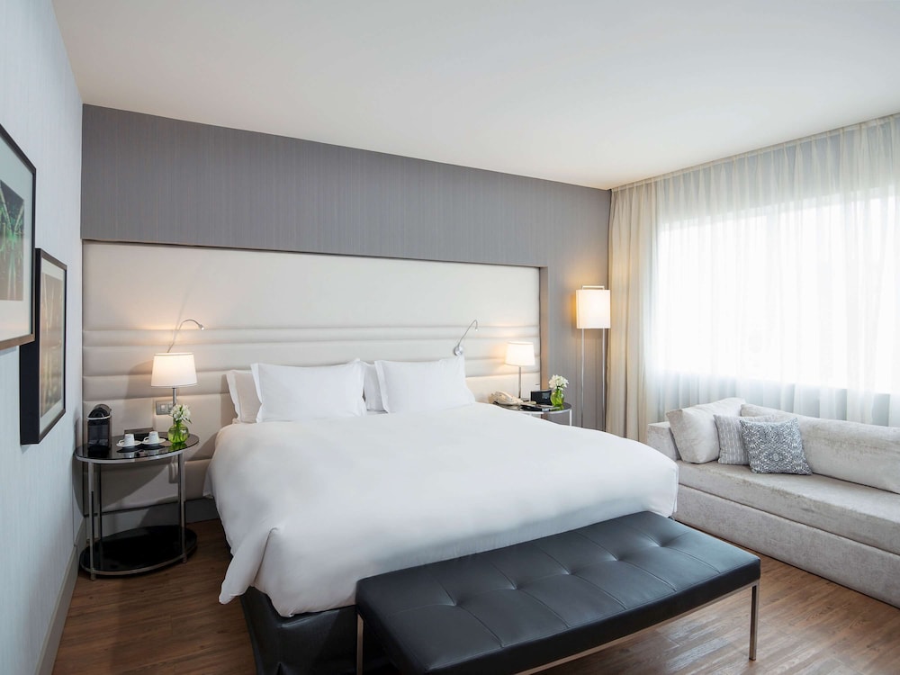 Deluxe Room, 1 King Bed, Bathtub photo 3