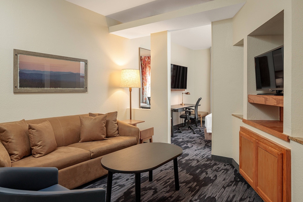 Studio, 1 King Bed with Sofa bed (Mobility/Hearing Accessible, Tub) - Photo 2