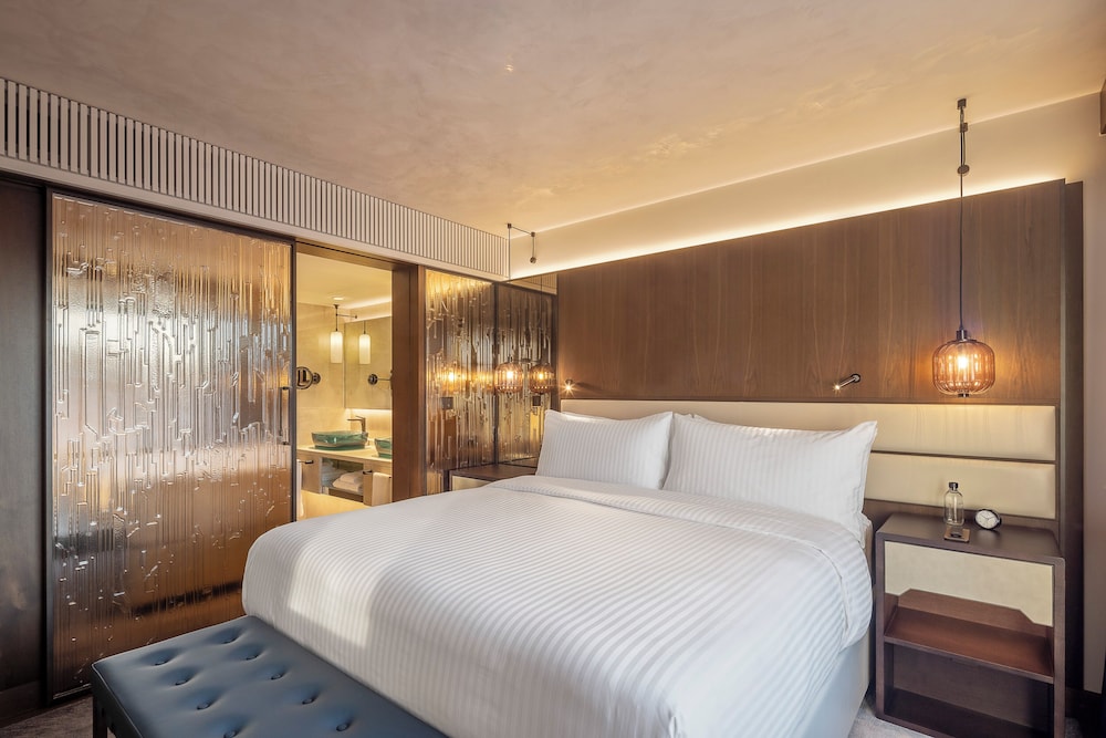 Fairmont Room, 1 King Bed, River View thumbnail 5