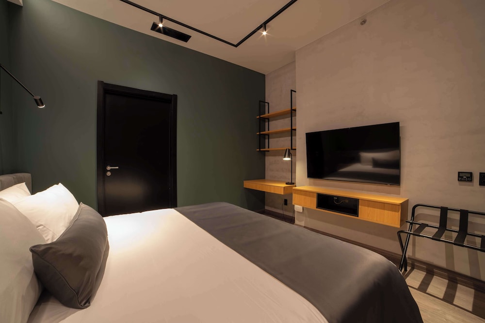 Standard Room, 1 King Bed, Non Smoking photo 2