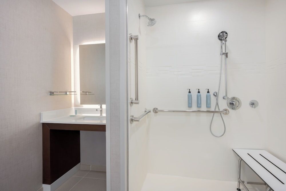 Suite, 1 Bedroom, Smoking, Corner (Mobility Accessible, Roll-in Shower) photo 1