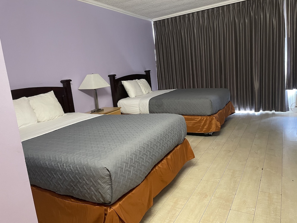 Standard Room, 2 Queen Beds, Balcony photo 2