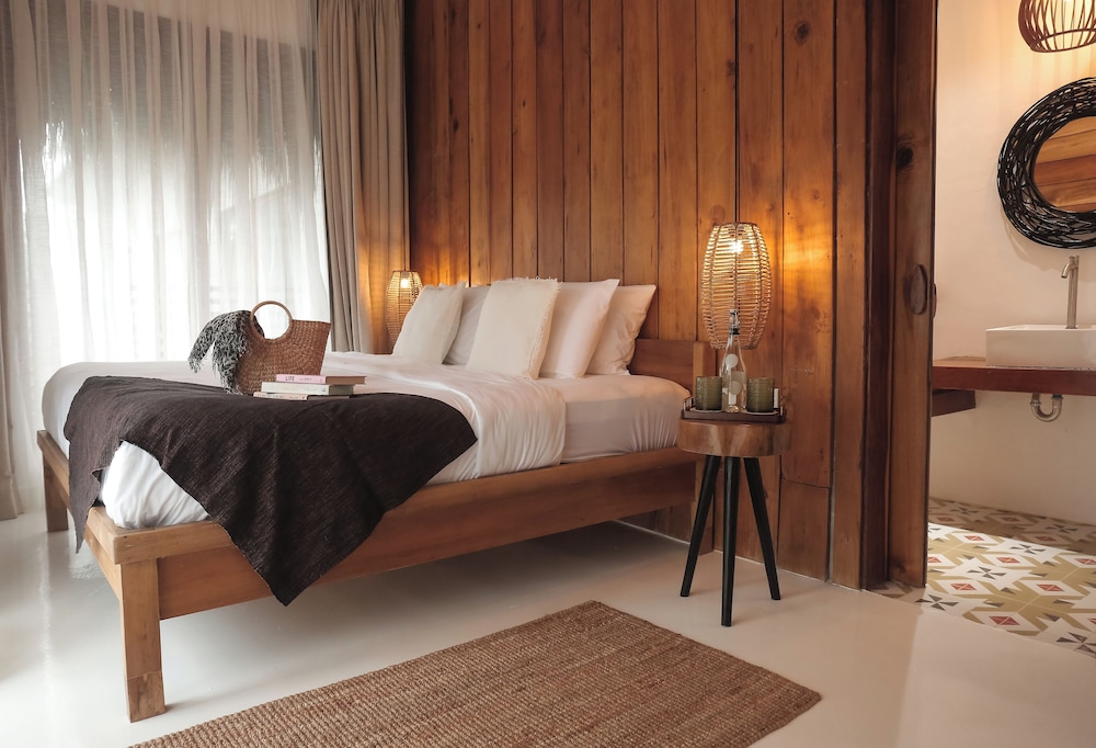 Deluxe Studio, 1 King Bed, Balcony