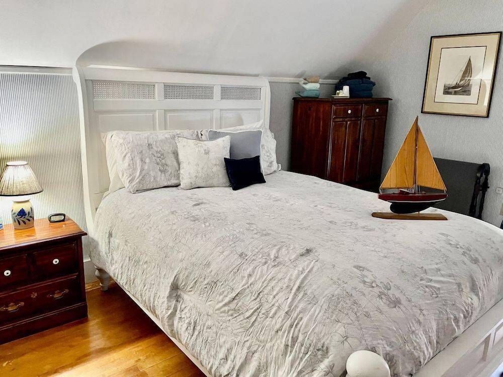 Basic Double Room, Shared Bathroom (Henry Ford Room) photo 1