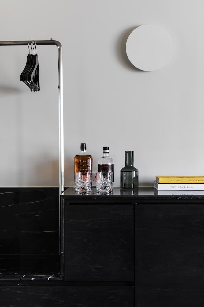 Two Bedroom Terrace Suite - includes hosted hour with free drinks and WiFi - Photo 7