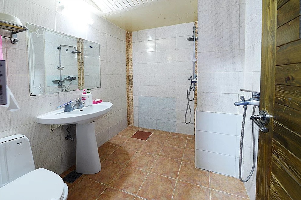Twin Room, Multiple Beds (1 Double + 1 Single bed) photo 3