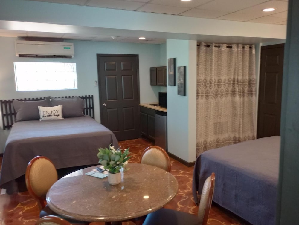 The River Suite (Two Queens Three Twins) Carriage House