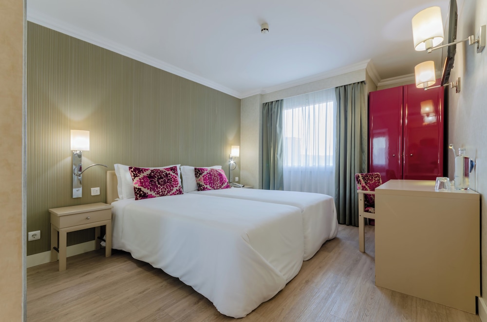 Double or Twin Room (with Extra Bed) photo 3