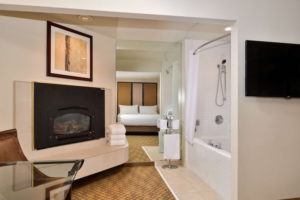 Standard Room, 1 King Bed, Non Smoking, Jetted Tub - Photo 1