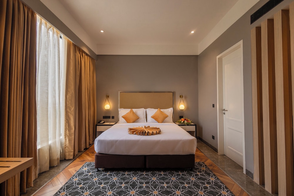 Executive Suite - Photo 1