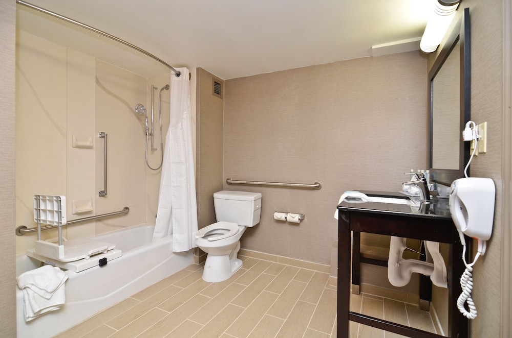 Room, 1 Queen Bed, Accessible, Non Smoking (Mobility) - Photo 1