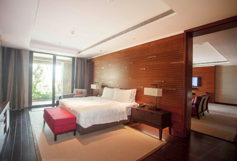 Suite, 1 King Bed, Garden Area (Clear Water Bay)