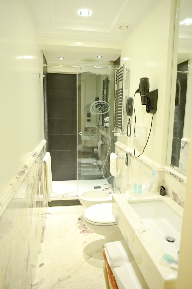 Standard Double or Twin Room - Photo 8