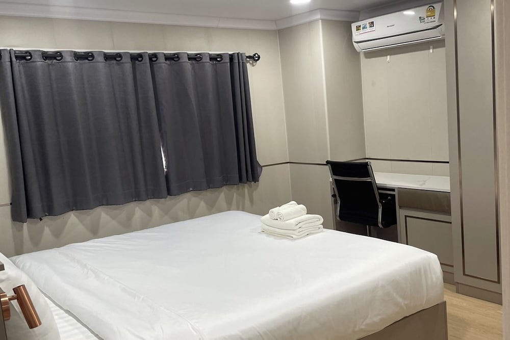 2 Bedrooms Family Room (A) photo 3