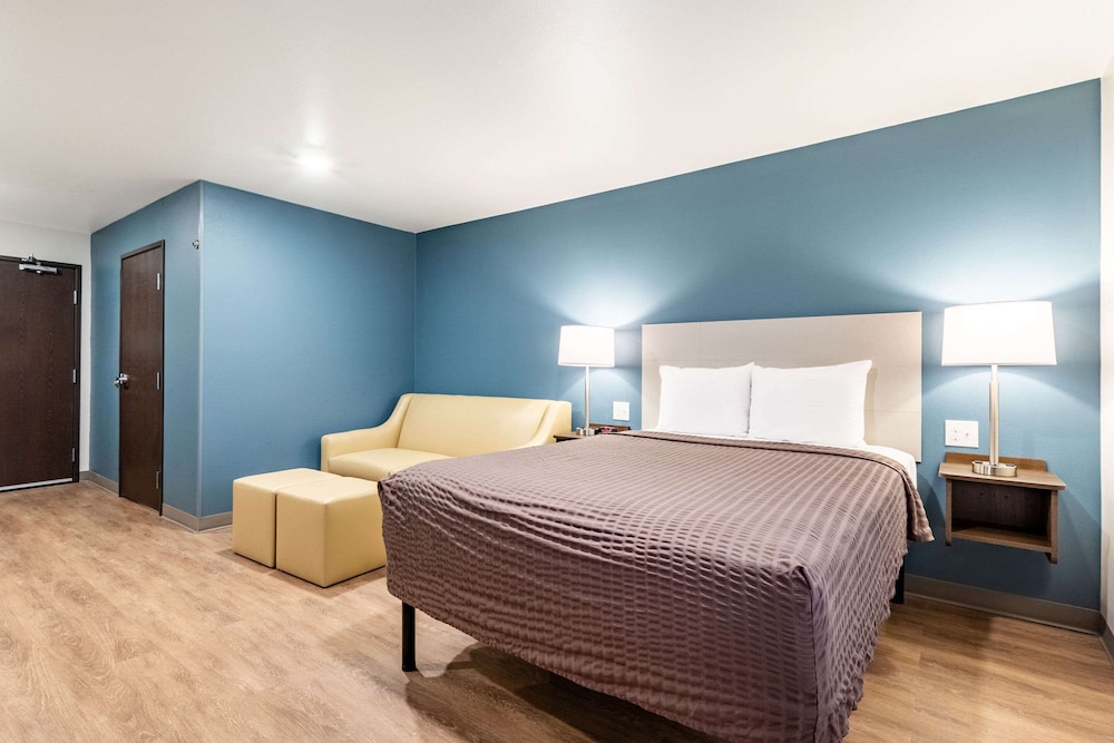 Standard Room, 1 Queen Bed, Non Smoking (Sofa) - Photo 2