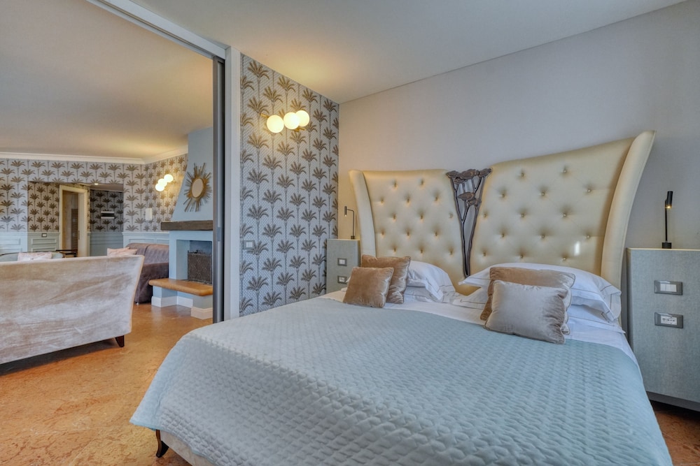 Executive Suite, 3 Bedrooms, Terrace, Lake View - Photo 5