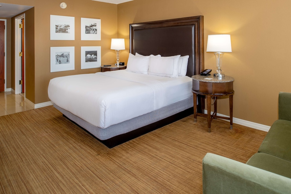 Deluxe Room, 1 King Bed, Courtyard View - Photo 1