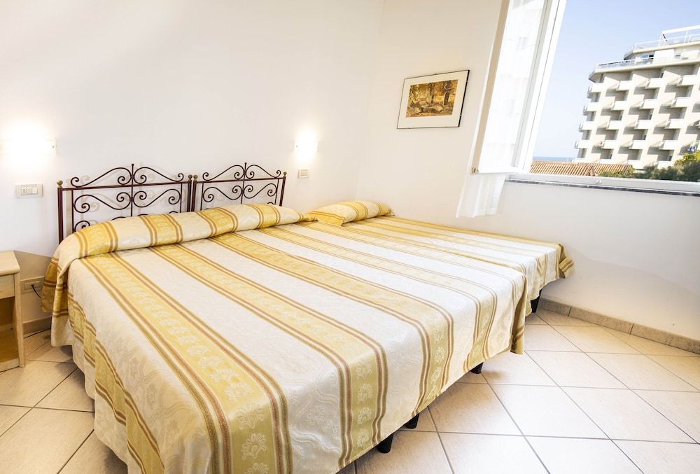 Basic Room, Connecting Rooms (5 People)