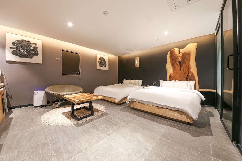 Luxury Premium Twin Room - Photo 6