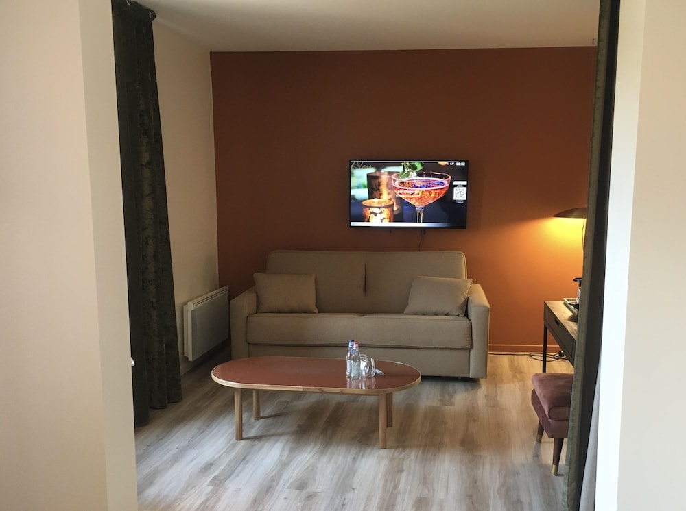 Suite - Photo 3