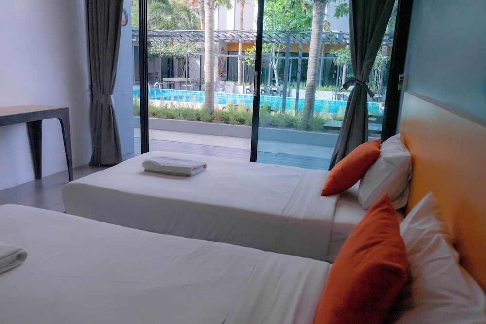 Deluxe Twin Room with Pool View - Photo 8