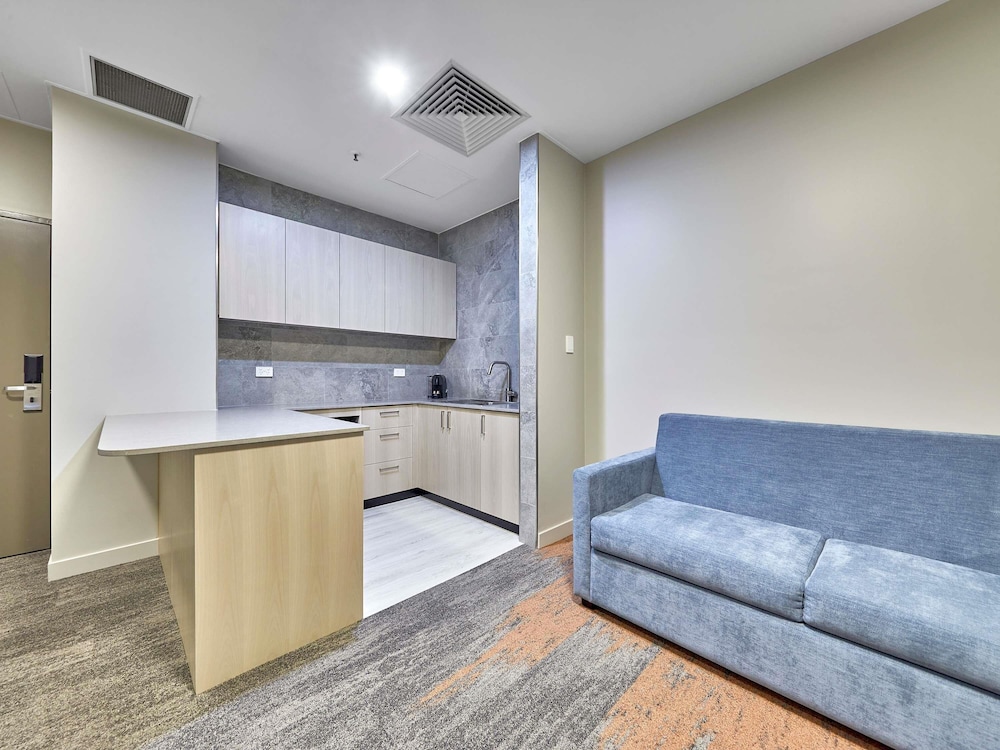 Premium Suite, 1 King Bed thumbnail 5