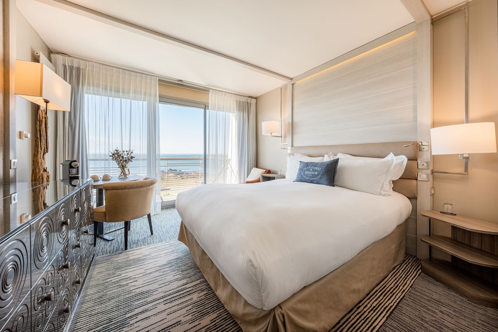 Superior Room. 1 Double Size Bed, with Balcony, facing the Sea - Photo 1