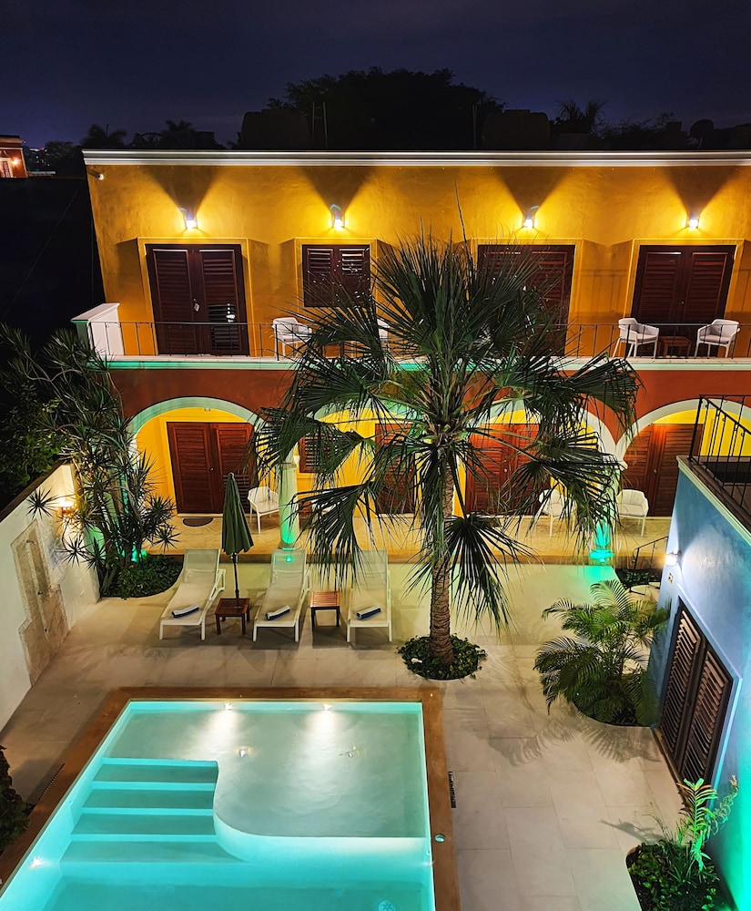 Superior Suite, 1 King Bed, Jetted Tub, Pool View photo 3