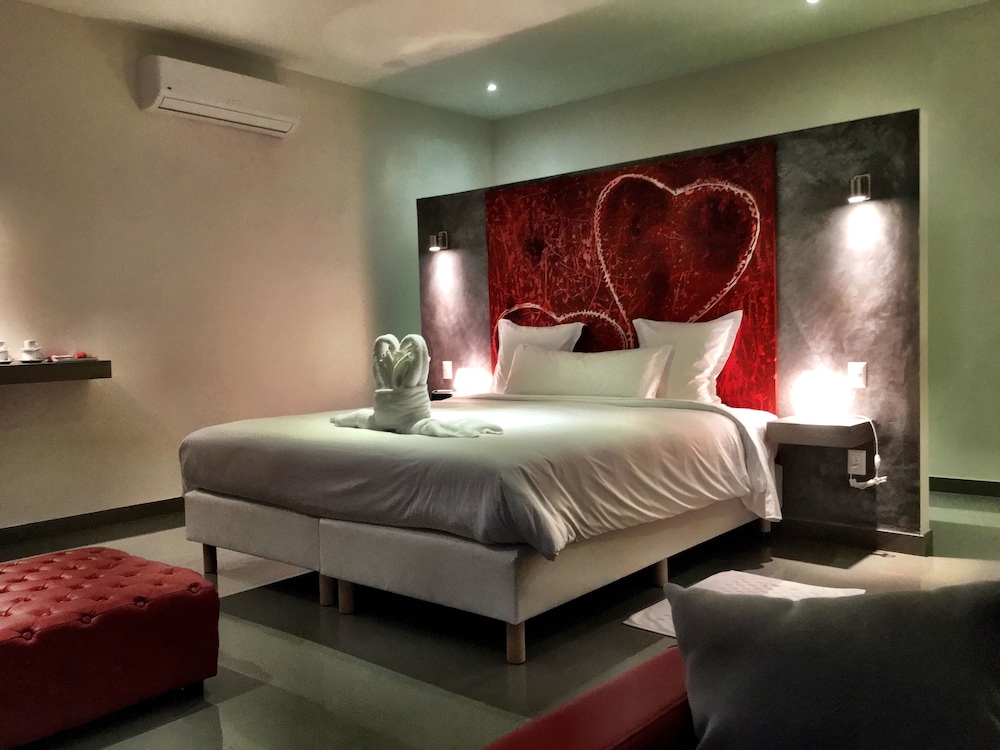 Glamour Suite, 1 King Bed, Balcony, Poolside photo 2