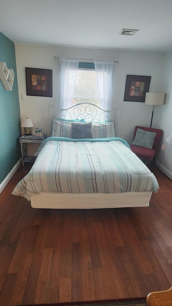 Premium Room, 1 Queen Bed, Non Smoking, Pool Access (Room 12)