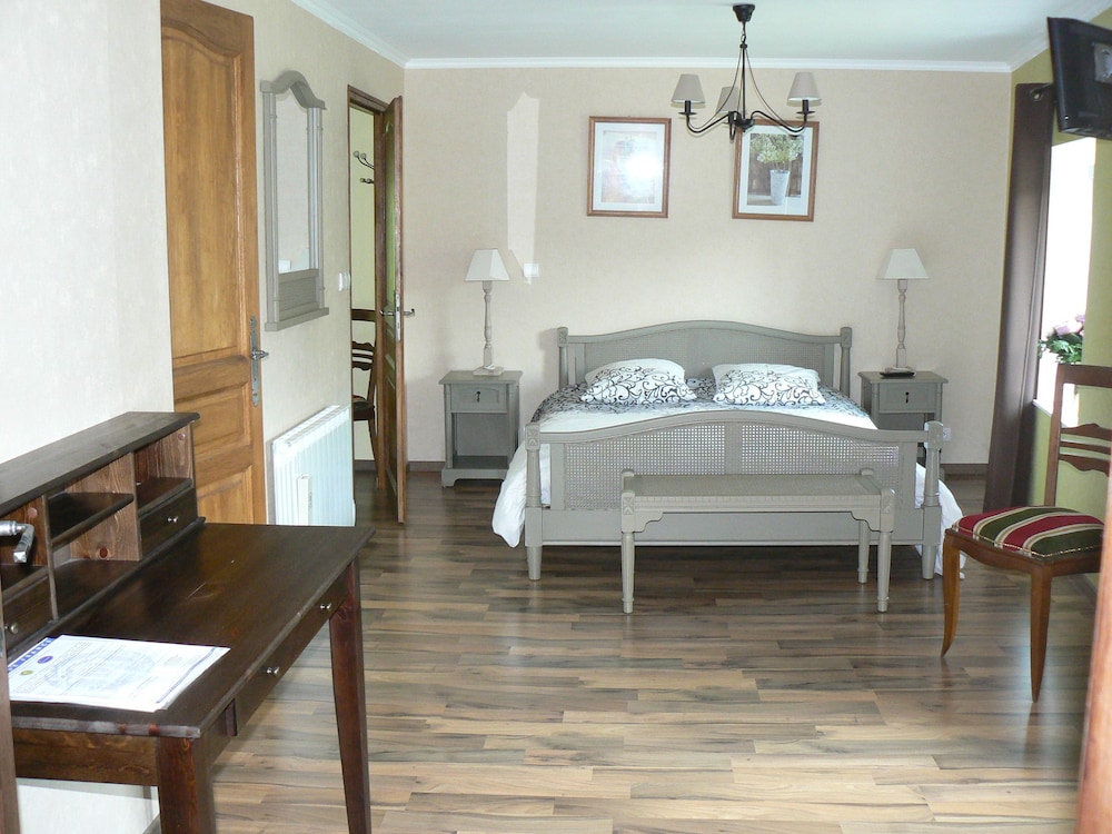 Double Room, 1 King Bed (Élodie) photo 1