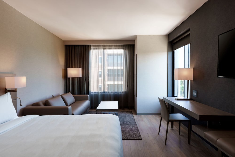 Premium Room, 1 King Bed (View) - Photo 1