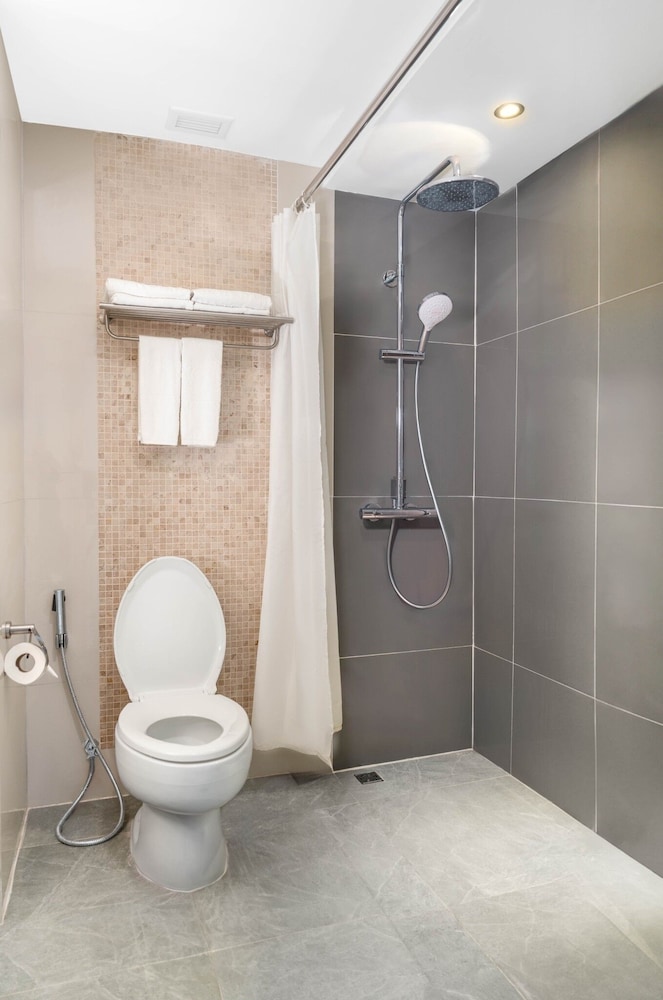 2 Bedroom Suite - Photo 2