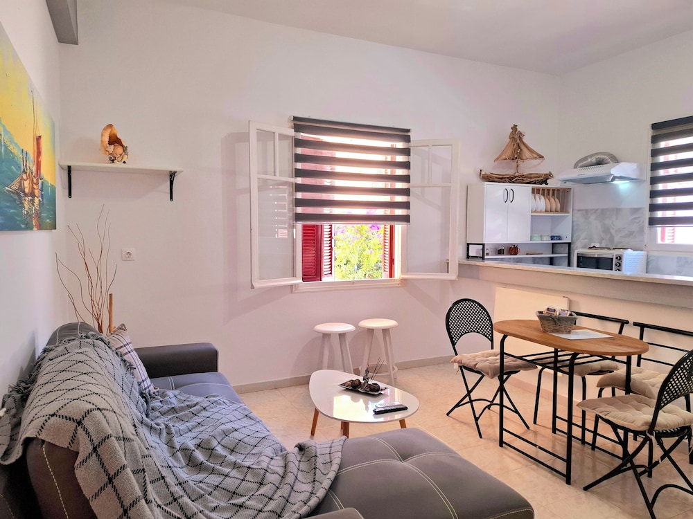 Basic Apartment, Patio