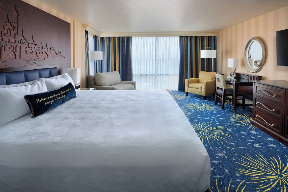 Premium View - Club Level - King Bed and Day Bed - Photo 2