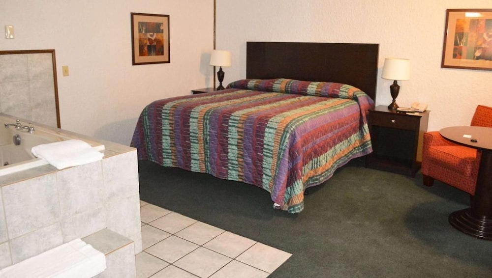 Deluxe Single Room, 1 Queen Bed, Non Smoking, Jetted Tub photo 2