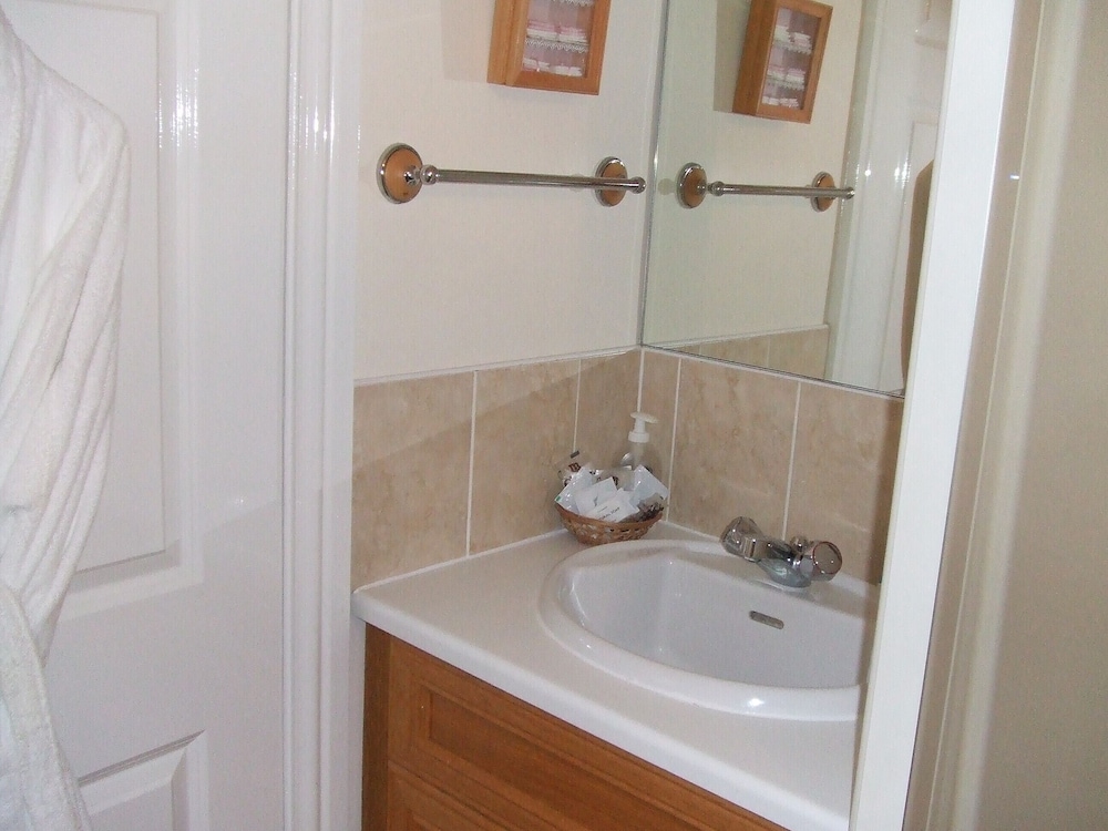 Twin Room, Private Bathroom (Compact Room) photo 3