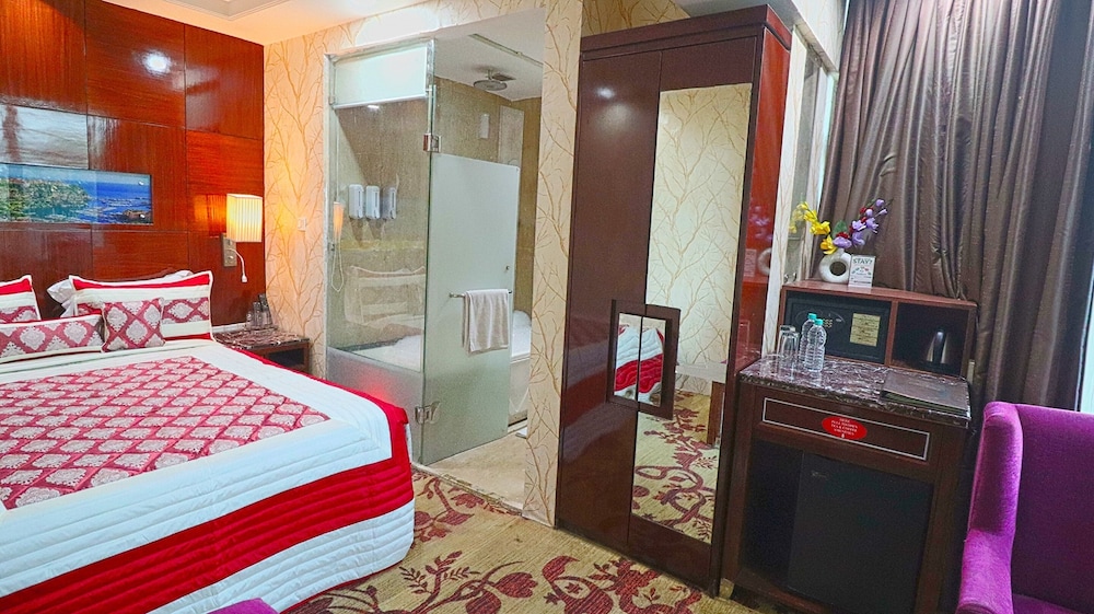Deluxe Room with Jacuzzi Tub - Photo 1