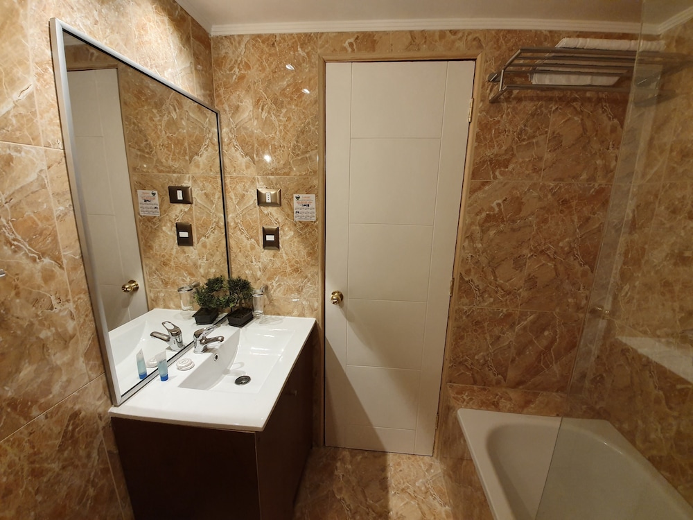 Junior Suite, 1 King Bed, City View — the supplier's photographs — photo 2