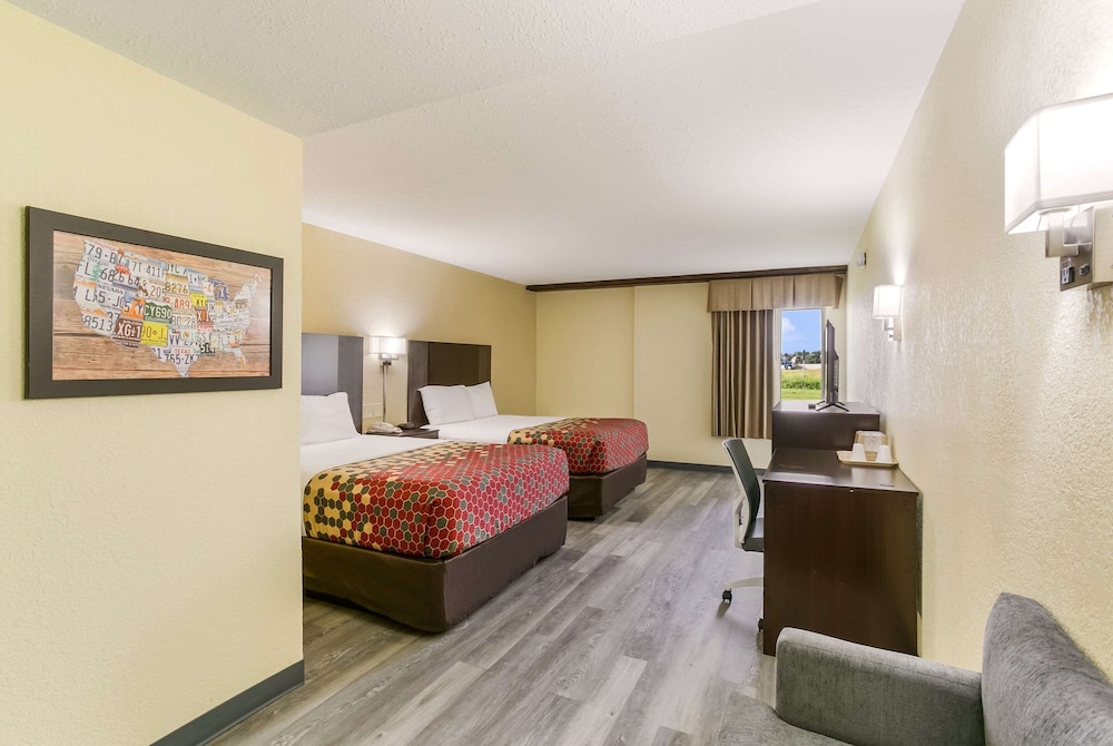 Standard Room, 2 Queen Beds, Smoking (2nd Floor) photo 1