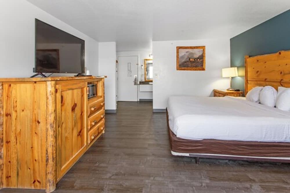 Standard Room, 1 King Bed, Non Smoking, Refrigerator & Microwave - Photo 5