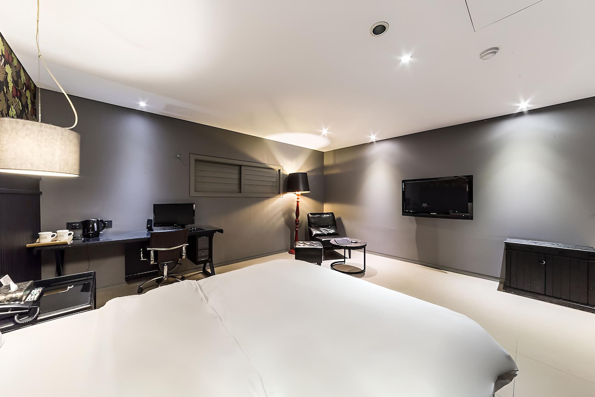 Room (Special Room C (Netflix Available)) - Photo 23