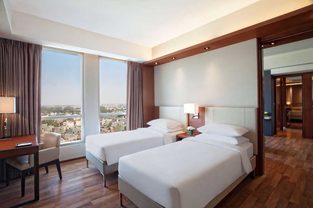 Club Room, 2 Twin Beds - Photo 5