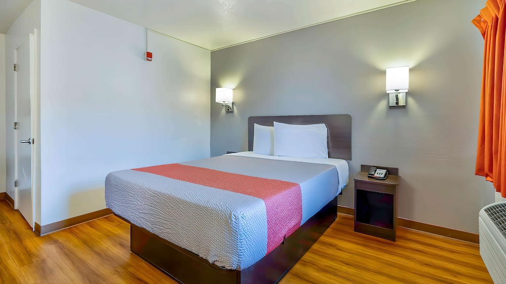 Standard Room, 1 Double Bed, Accessible, Non Smoking photo 2