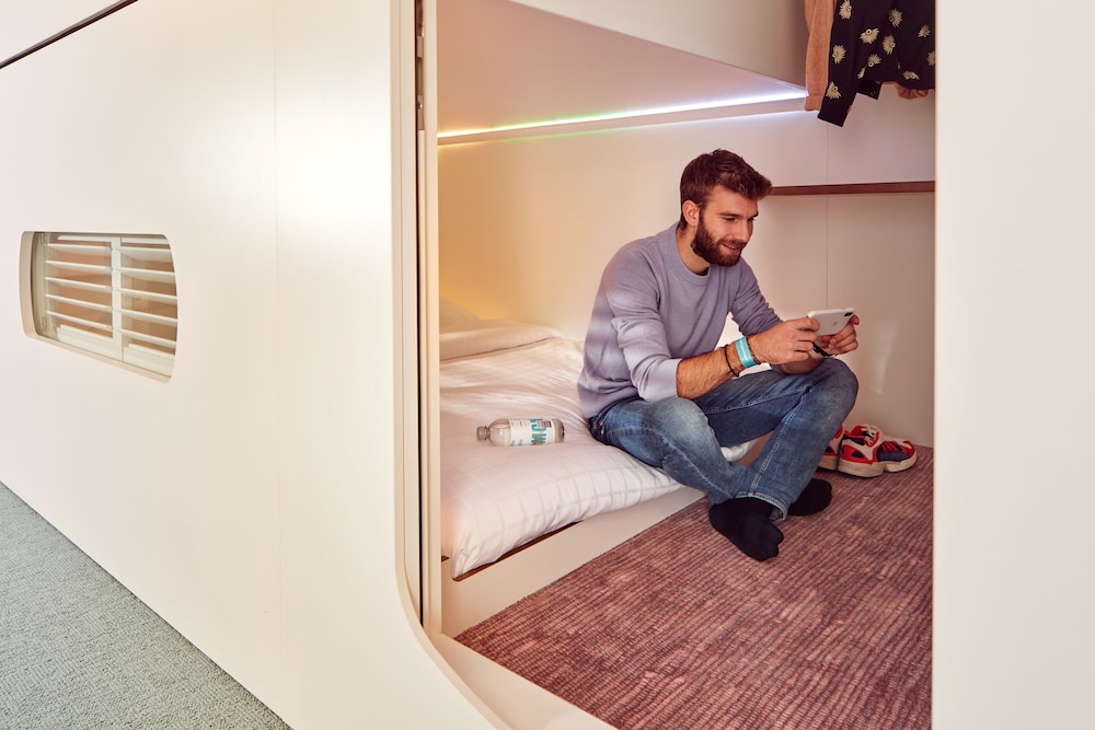 Hub, 1 Queen Bed, Shared Bathroom