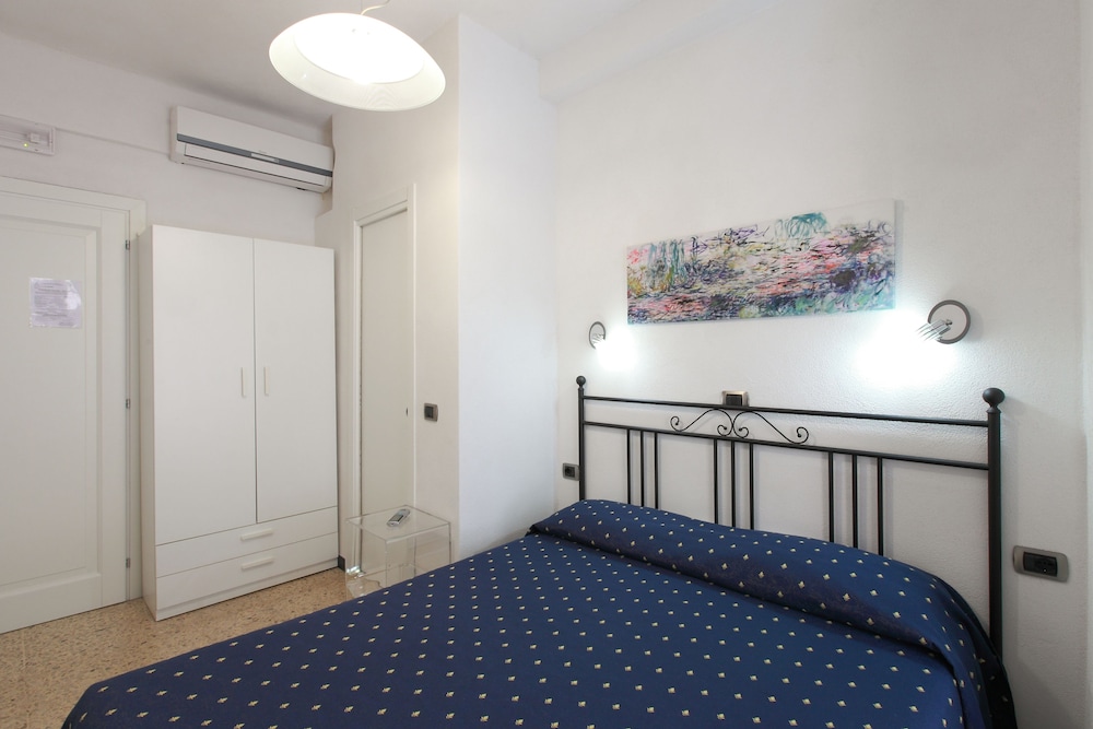 Basic Double Room, 1 Queen Bed