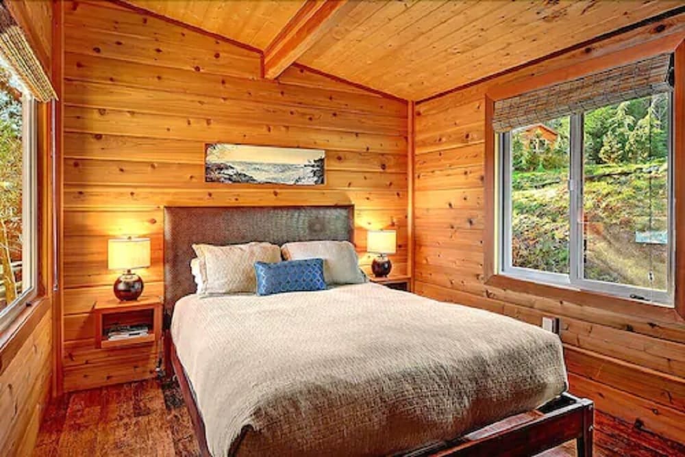Luxury 1 Bedroom Cabin, Queen Bed, Waterfront photo 2