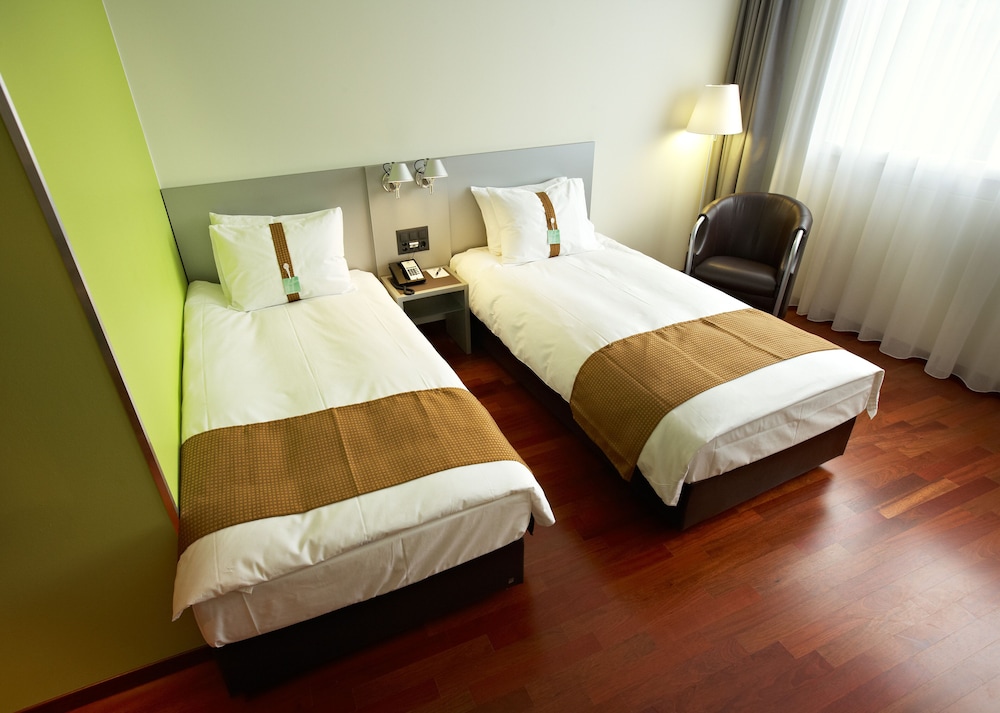 Standard Room, 2 Twin Beds, Courtyard View - Photo 1