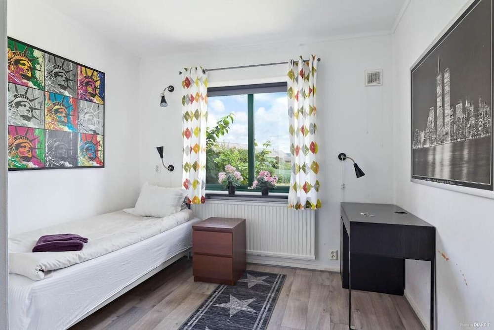 Basic Single Room, Shared Bathroom photo 1